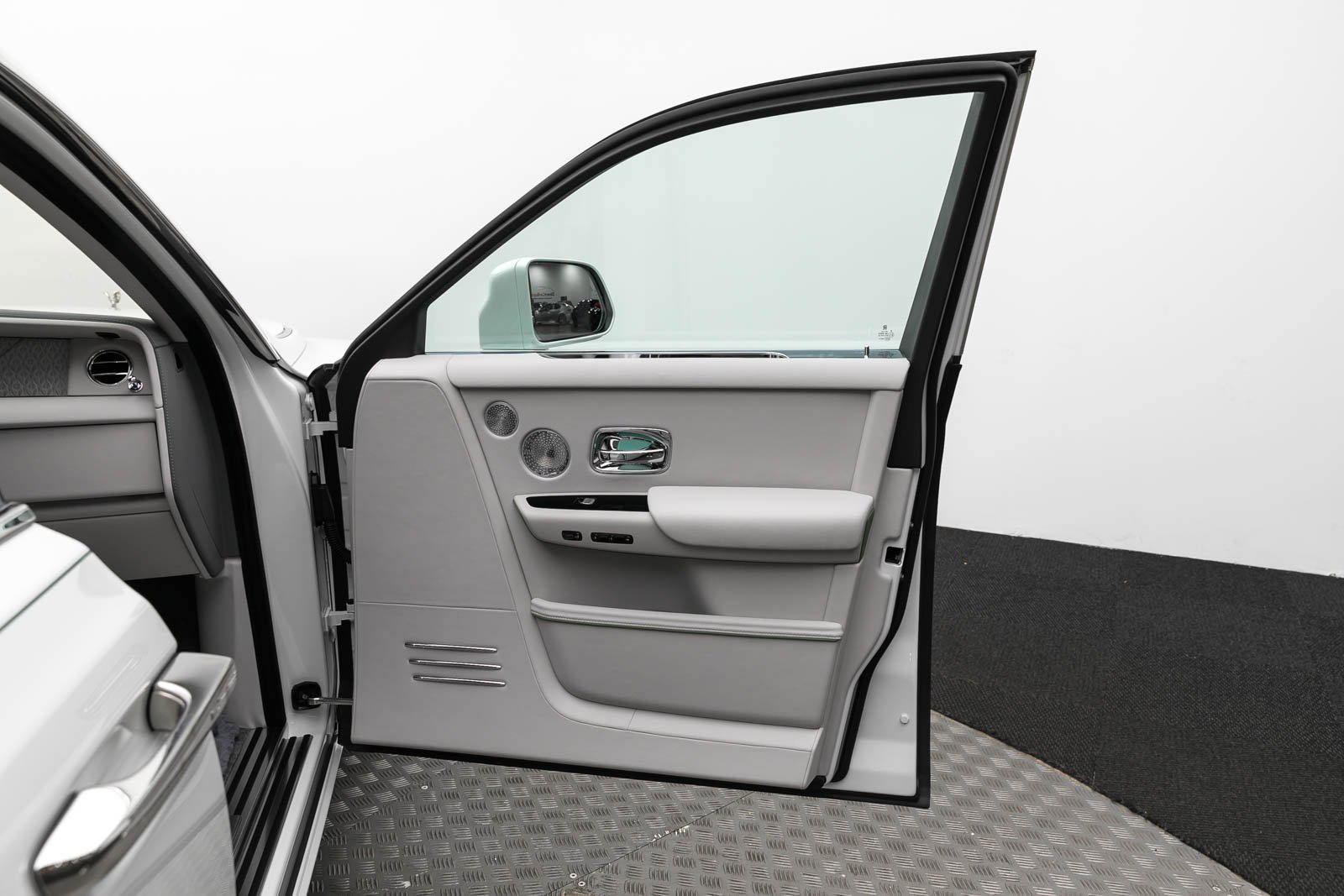 Used 2024 Rolls-Royce Phantom Extended Wheelbase w/ Leather Finishing Pack image 31