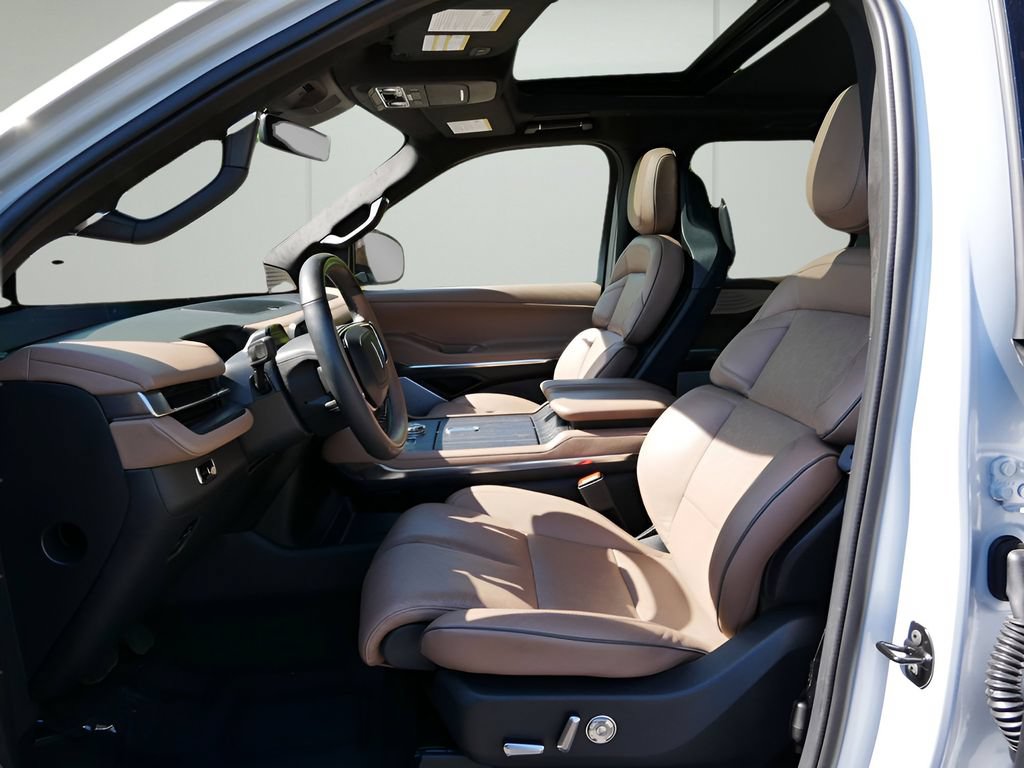 Certified 2025 Lincoln Navigator Black Label AWD/4WD image 10