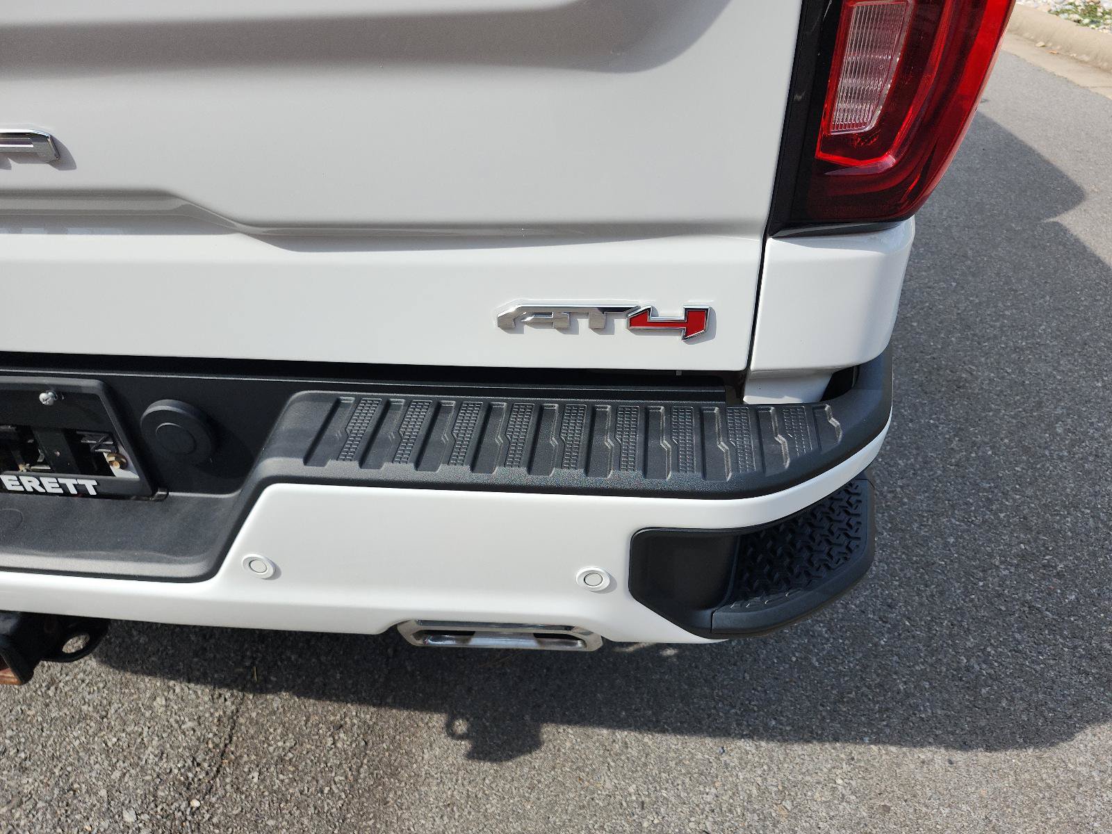 Used 2024 GMC Sierra 1500 AT4 w/ Technology Package AWD/4WD image 5