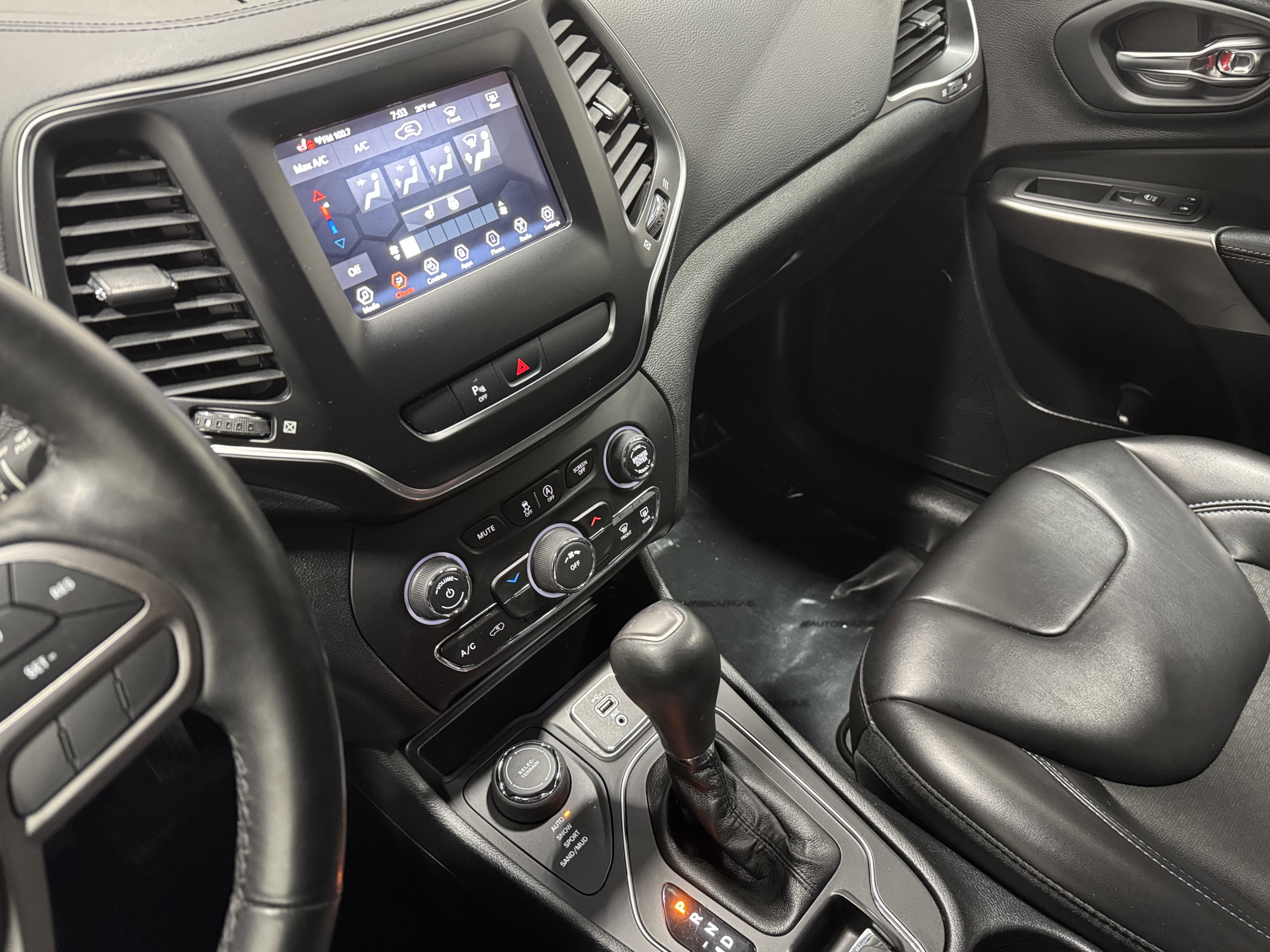 Used 2019 Jeep Cherokee Latitude Plus w/ Cold Weather Group image 27