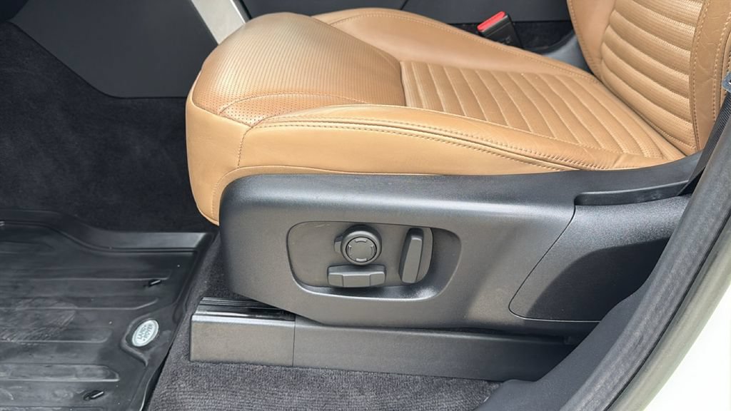 Used 2023 Land Rover Discovery Metropolitan Edition AWD/4WD image 13