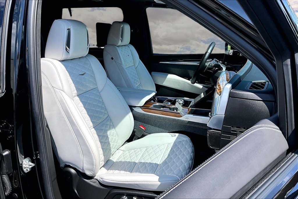 Certified 2026 Cadillac Escalade Platinum Sport w/ LPO, Floor Liner Package AWD/4WD image 30