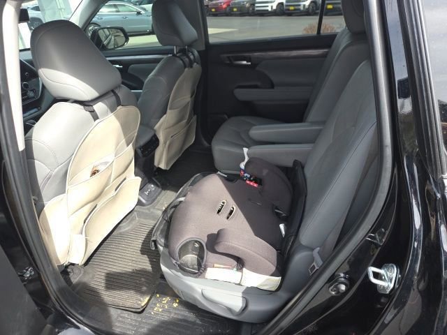 Used 2023 Toyota Highlander Platinum image 8