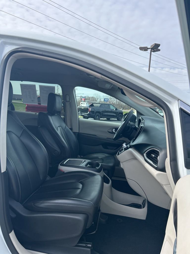 Used 2023 Chrysler Pacifica Touring-L image 63