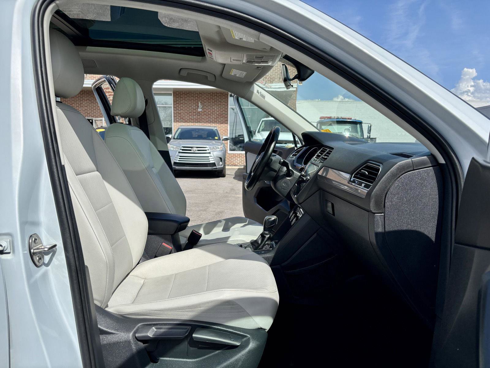 Used 2018 Volkswagen Tiguan SEL AWD/4WD image 7