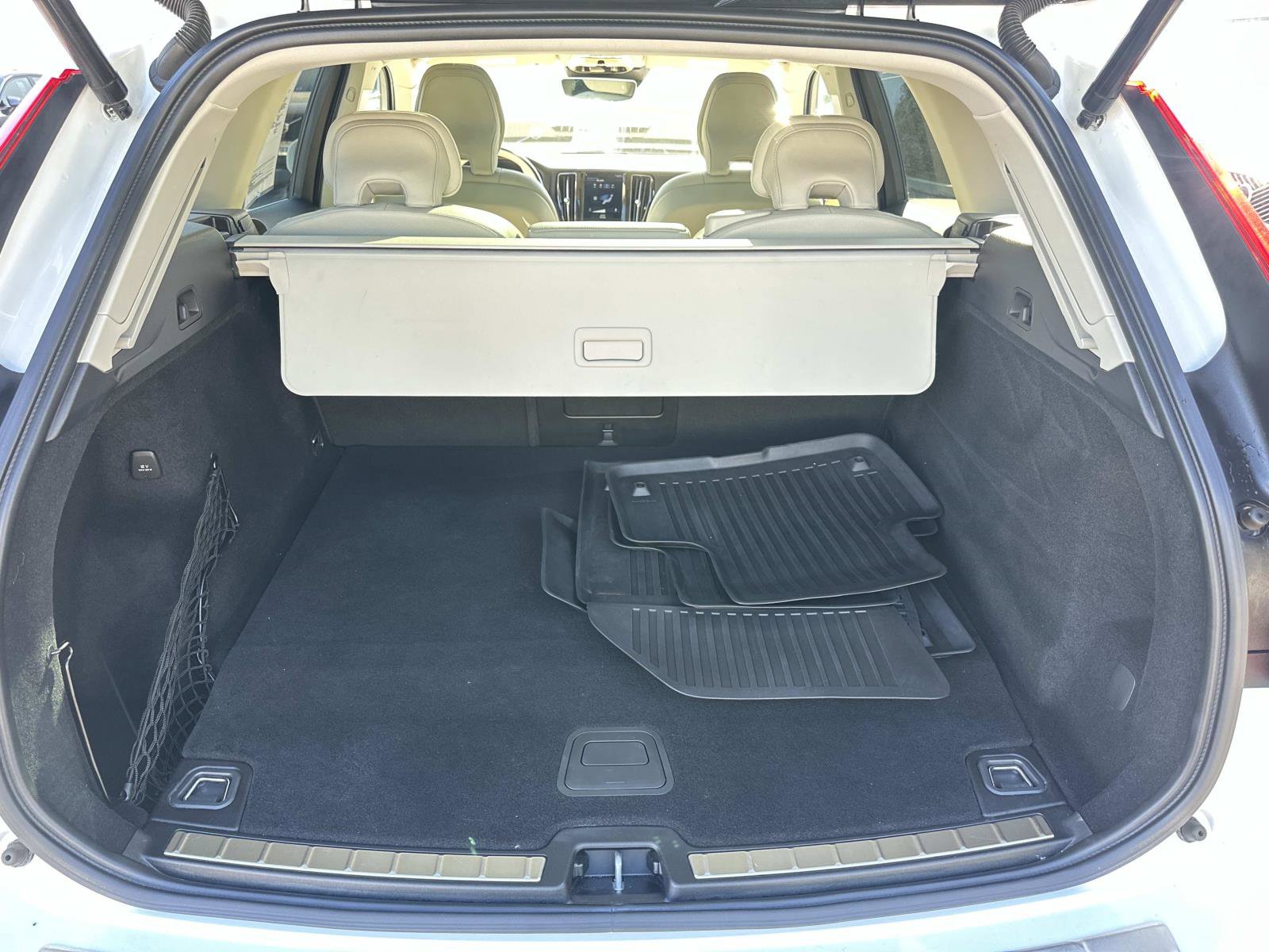 Used 2020 Volvo XC60 T8 Momentum w/ Protection Package Premier image 24