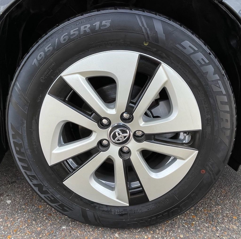 Used 2017 Toyota Prius Four FWD image 15