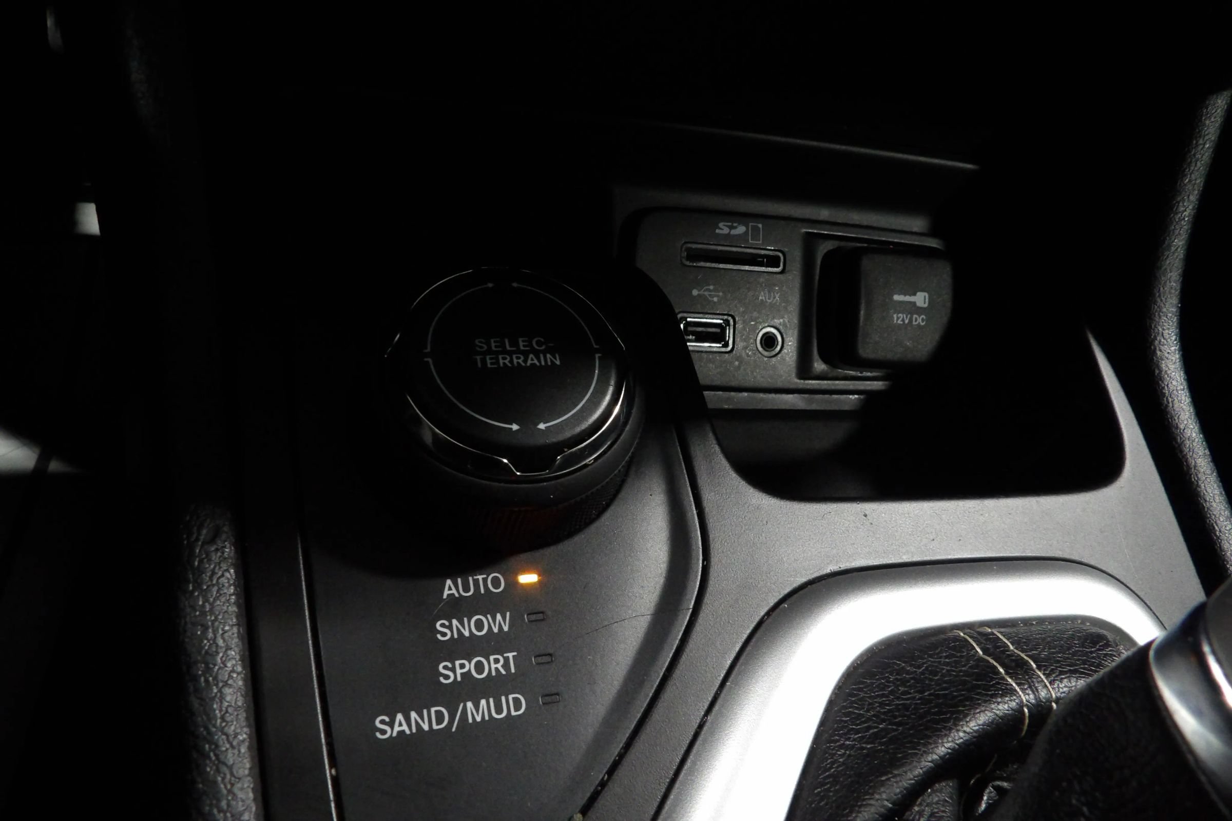 Used 2018 Jeep Cherokee Latitude Plus w/ Cold Weather Group AWD/4WD image 14