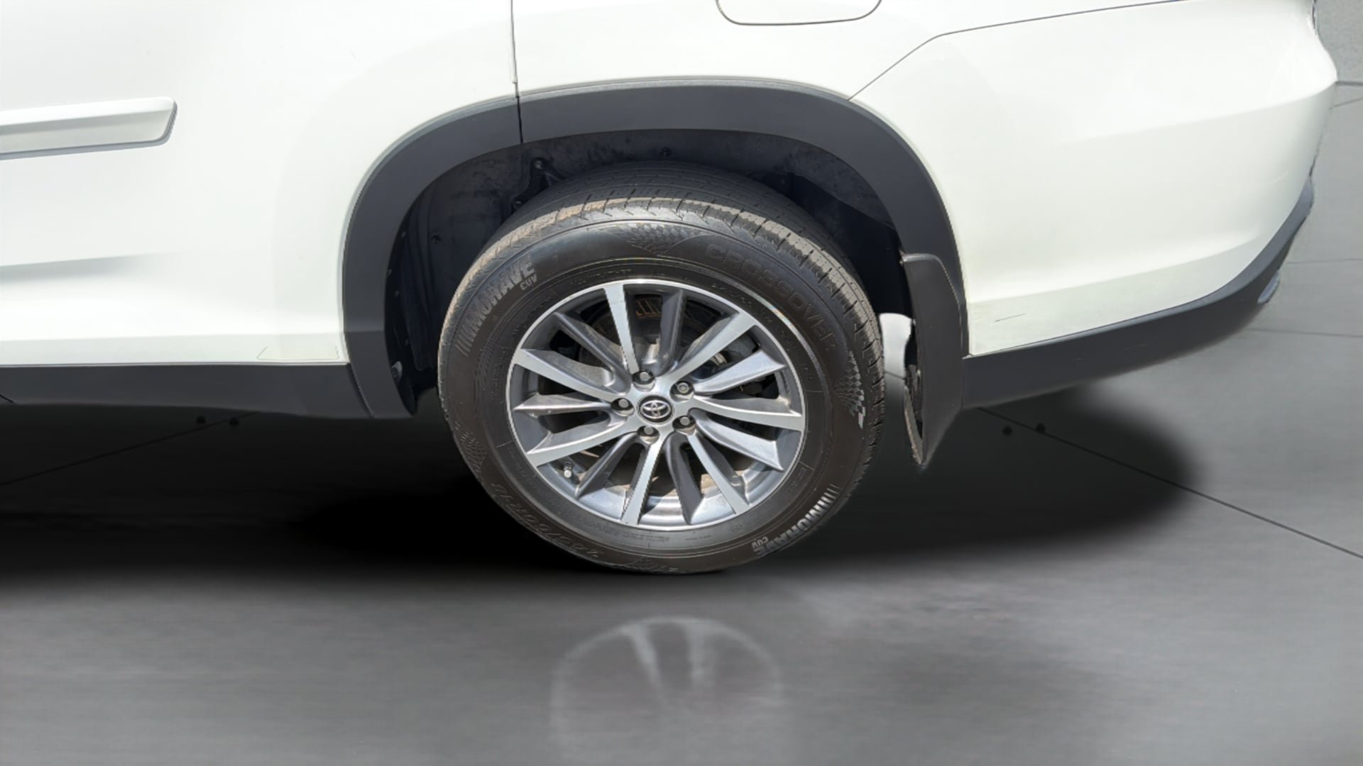 Used 2019 Toyota Highlander XLE AWD/4WD image 39