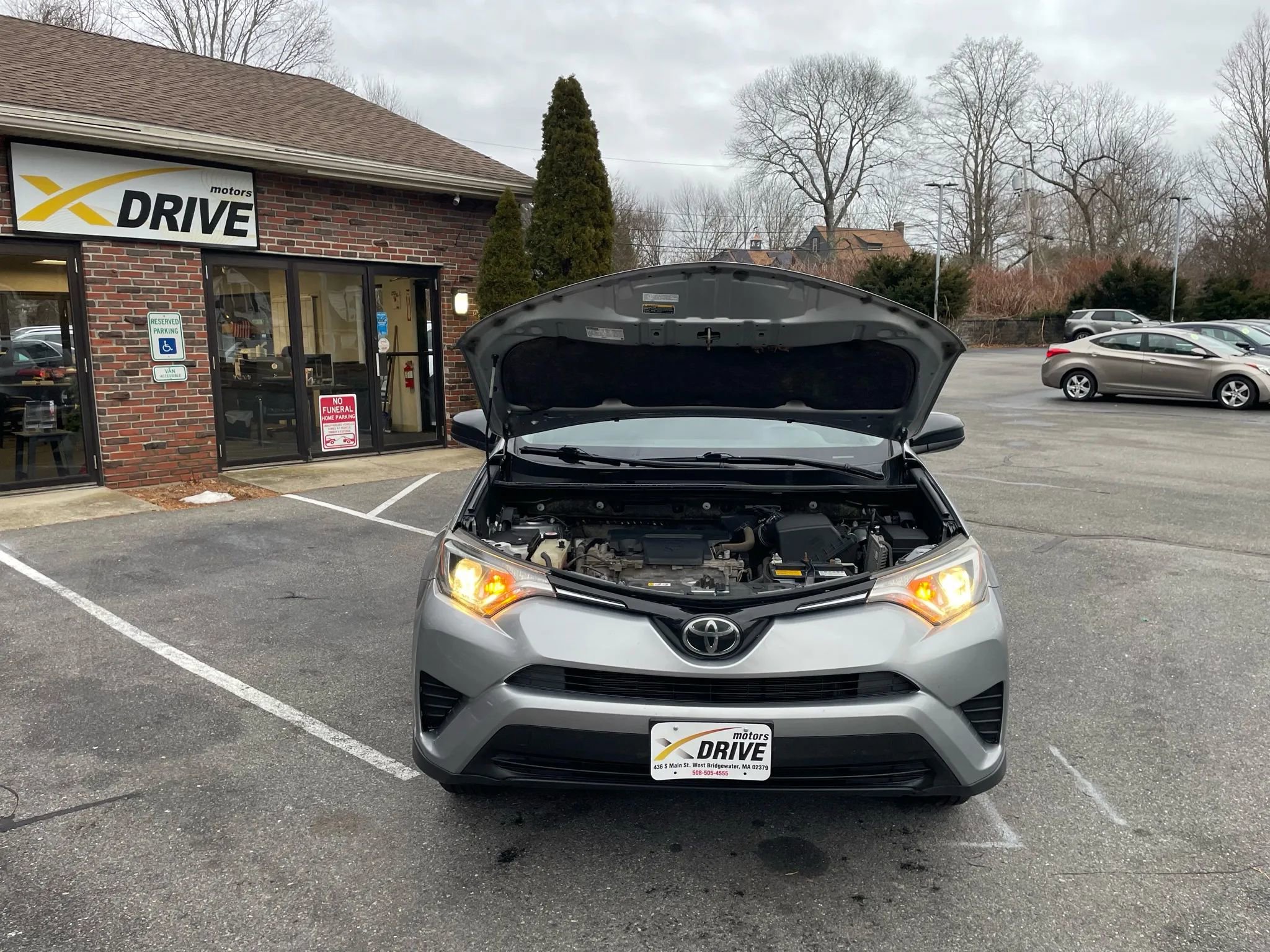 Used 2018 Toyota RAV4 LE w/ Carpet Mat Package image 58