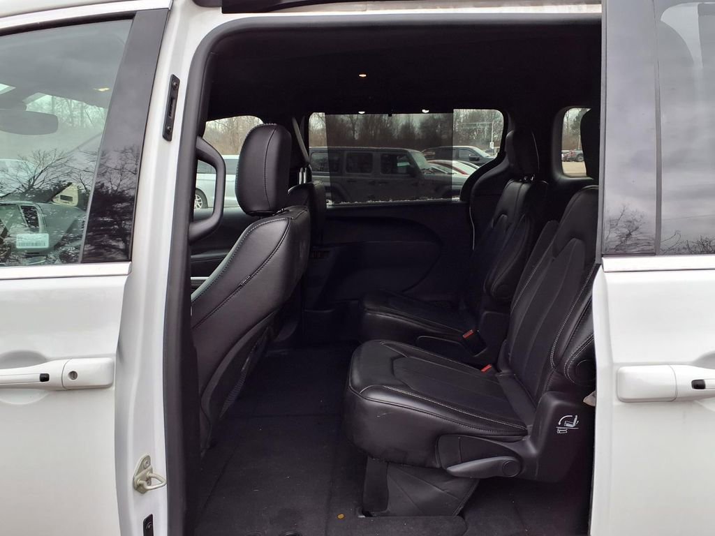 Used 2025 Chrysler Pacifica Select image 11