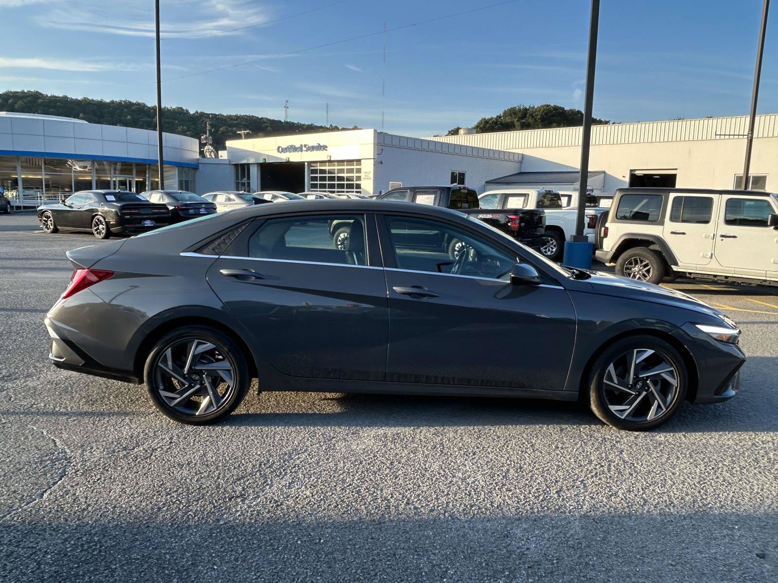 Used 2025 Hyundai Elantra Limited FWD image 8
