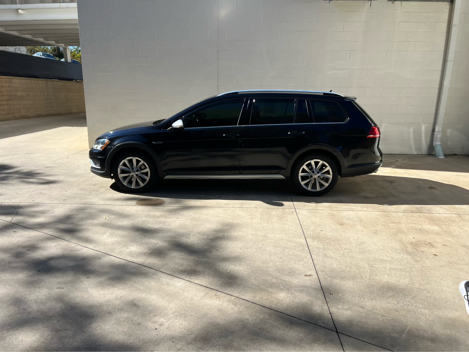 Used 2017 Volkswagen Golf Alltrack S image 1