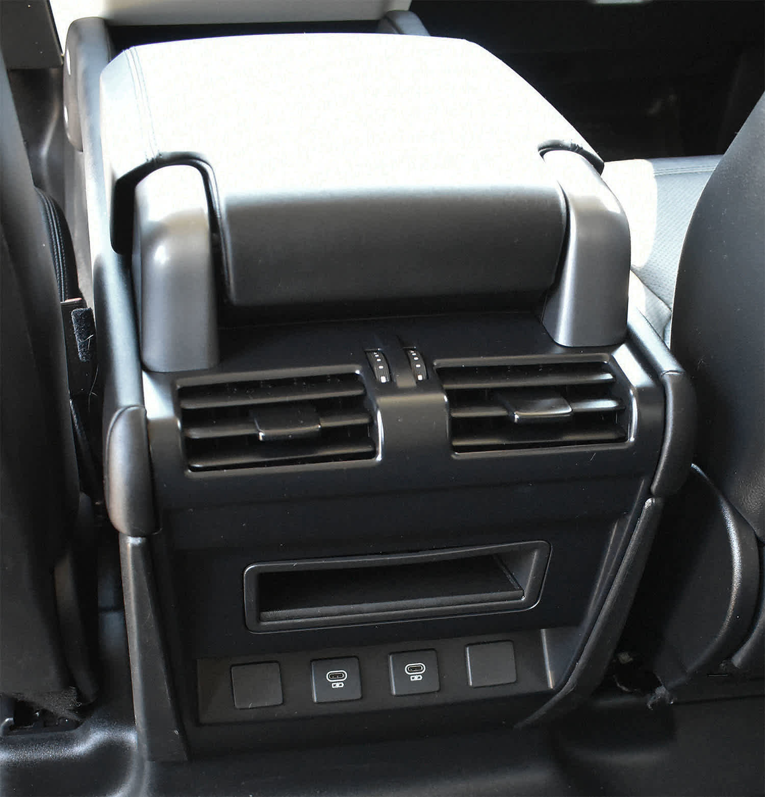 Used 2024 Land Rover Defender 110 S image 14