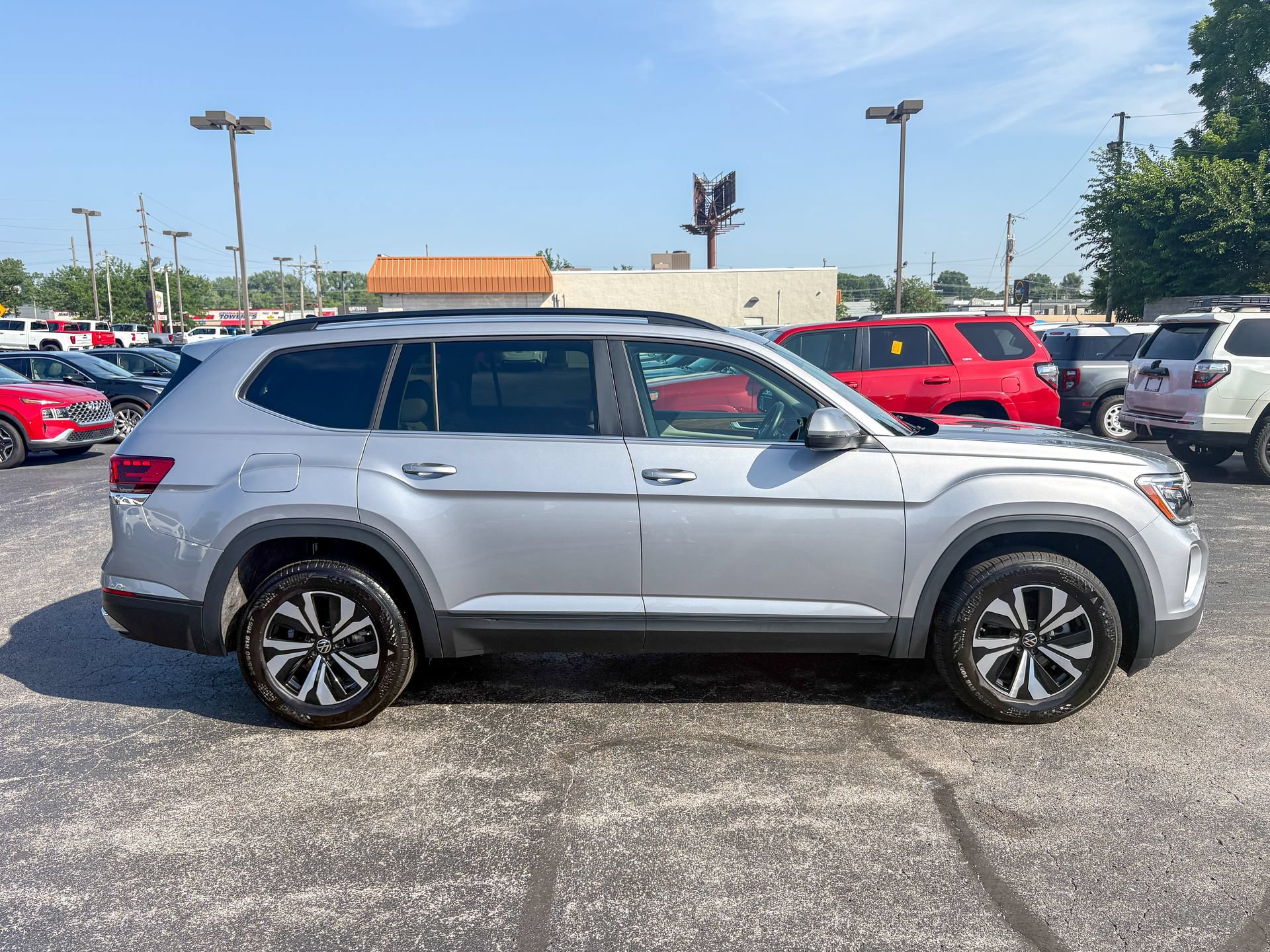 Used 2024 Volkswagen Atlas SE AWD/4WD image 18
