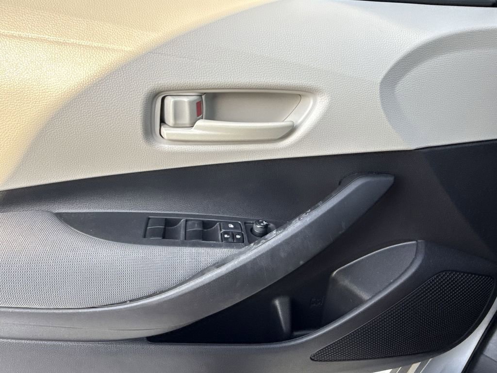 Used 2022 Toyota Corolla LE FWD image 29