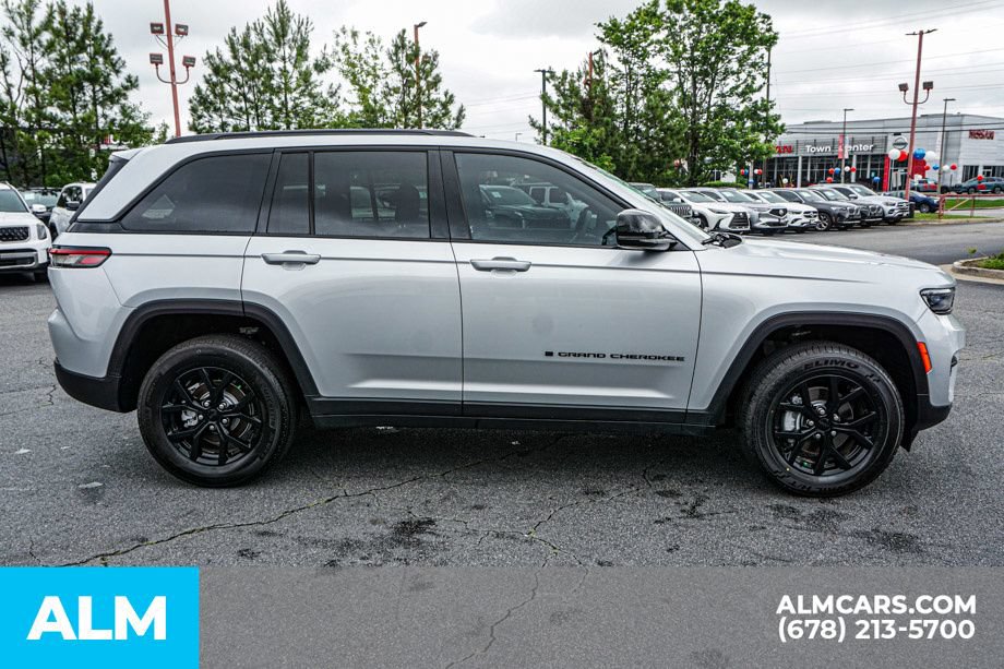 Used 2025 Jeep Grand Cherokee Altitude AWD/4WD image 8