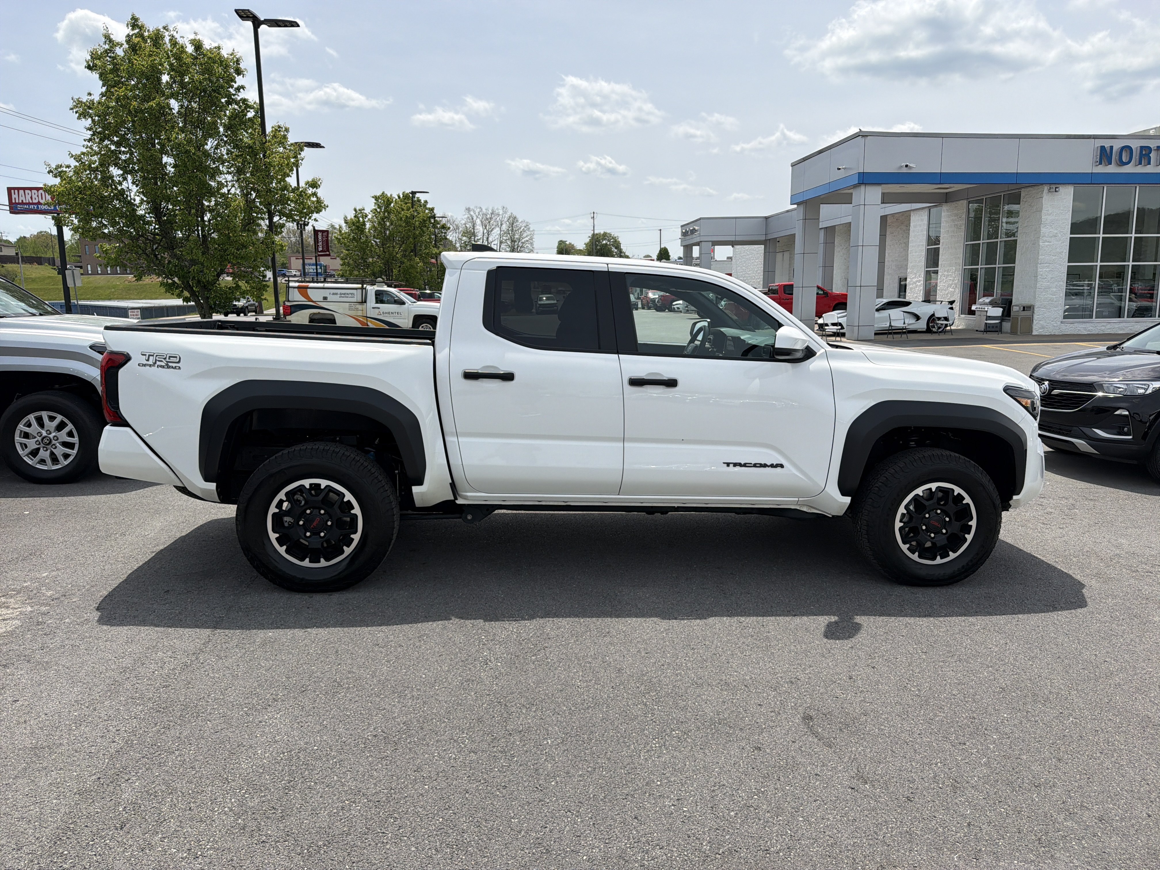 Used 2025 Toyota Tacoma TRD Off-Road AWD/4WD image 5