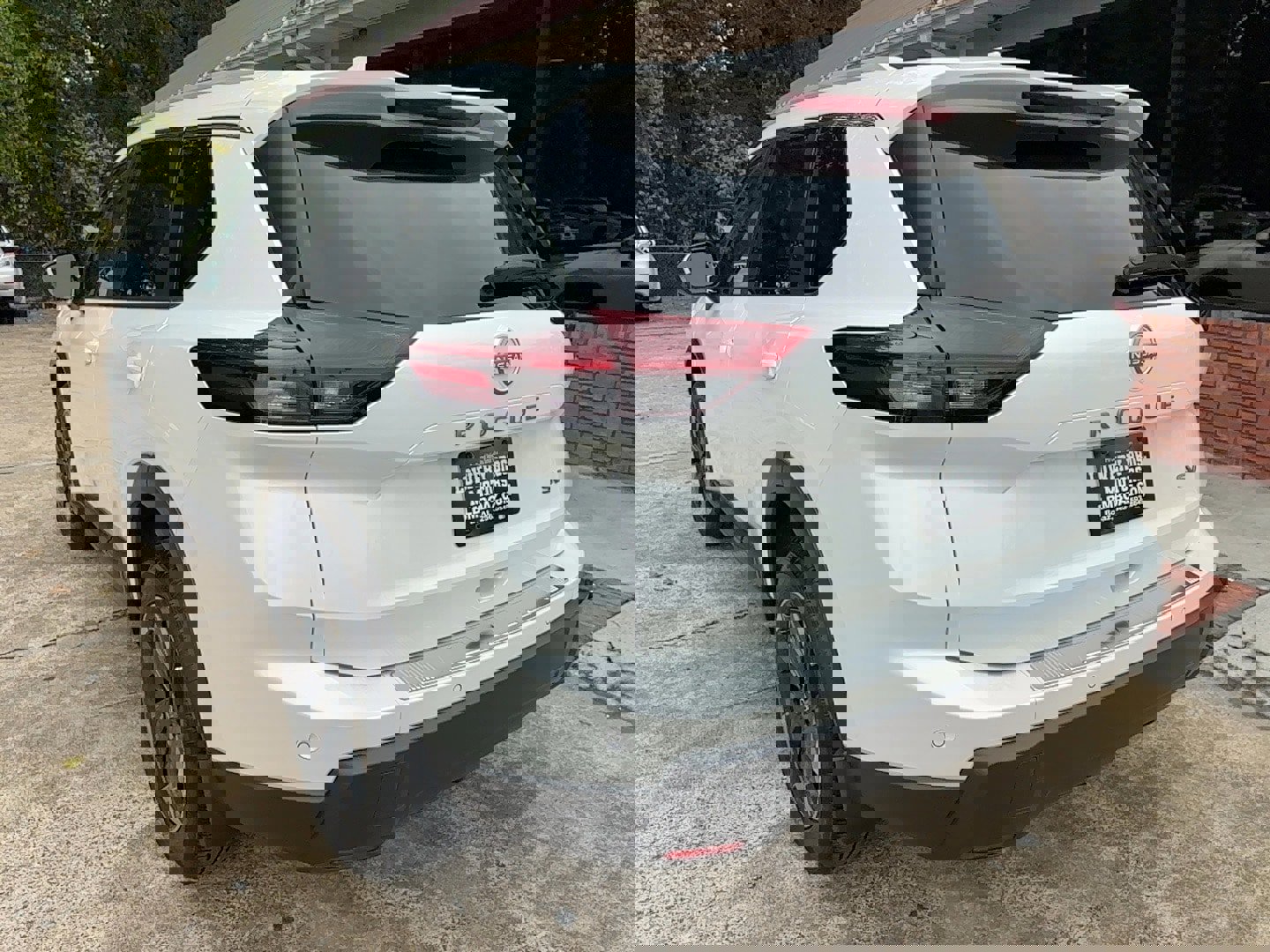 Used 2024 Nissan Rogue SV w/ SV Premium Package image 6