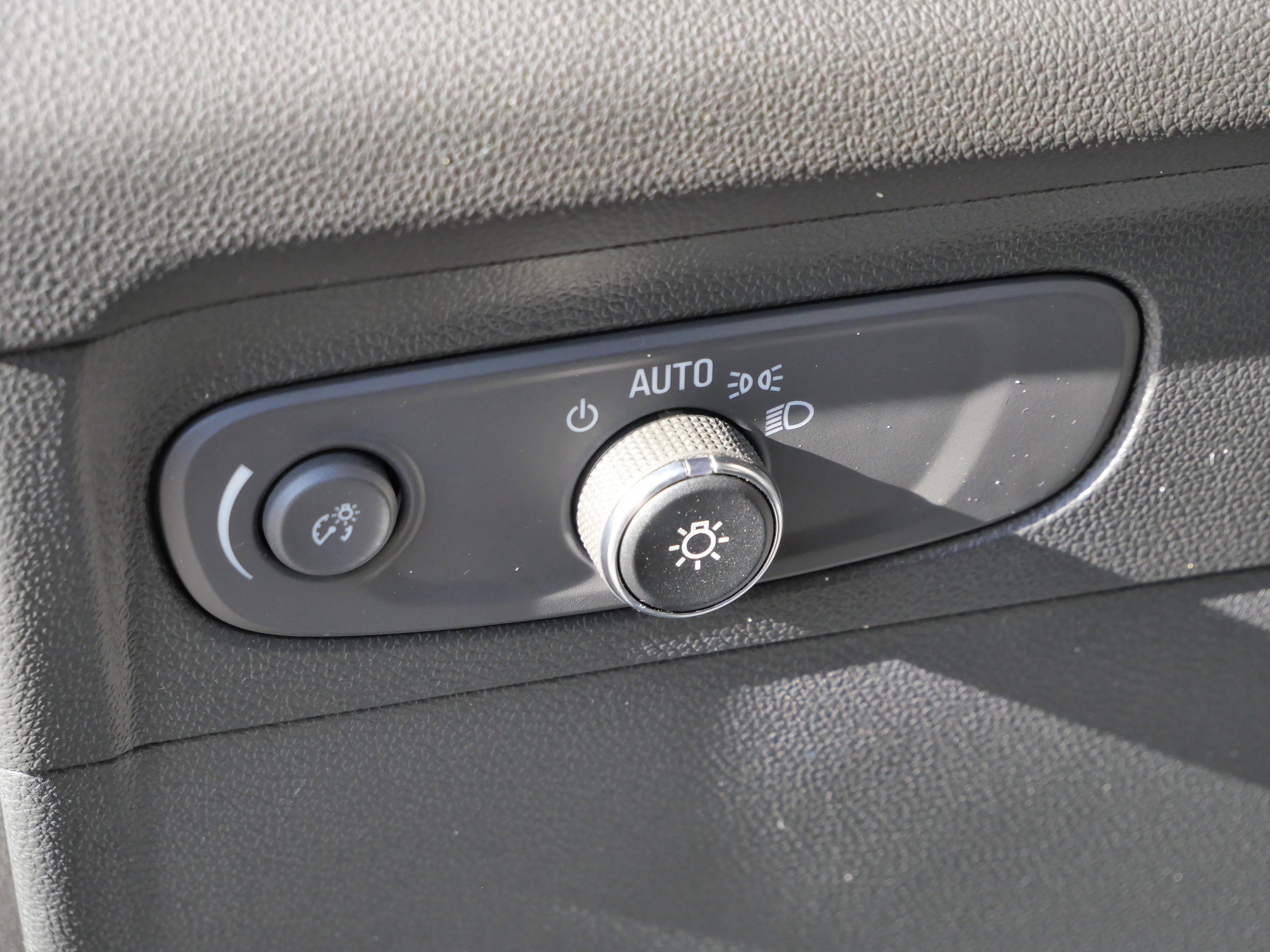 Used 2023 Buick Envision Essence w/ Sport Touring Package image 8