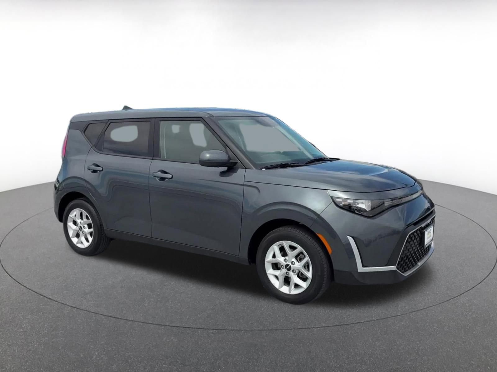 Used 2025 Kia Soul LX w/ LX Technology Package FWD image 2