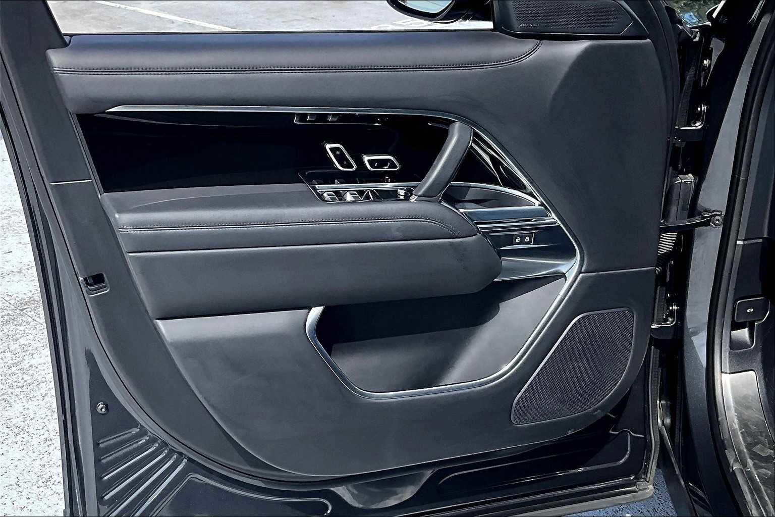 Used 2023 Land Rover Range Rover Long Wheelbase SE image 39