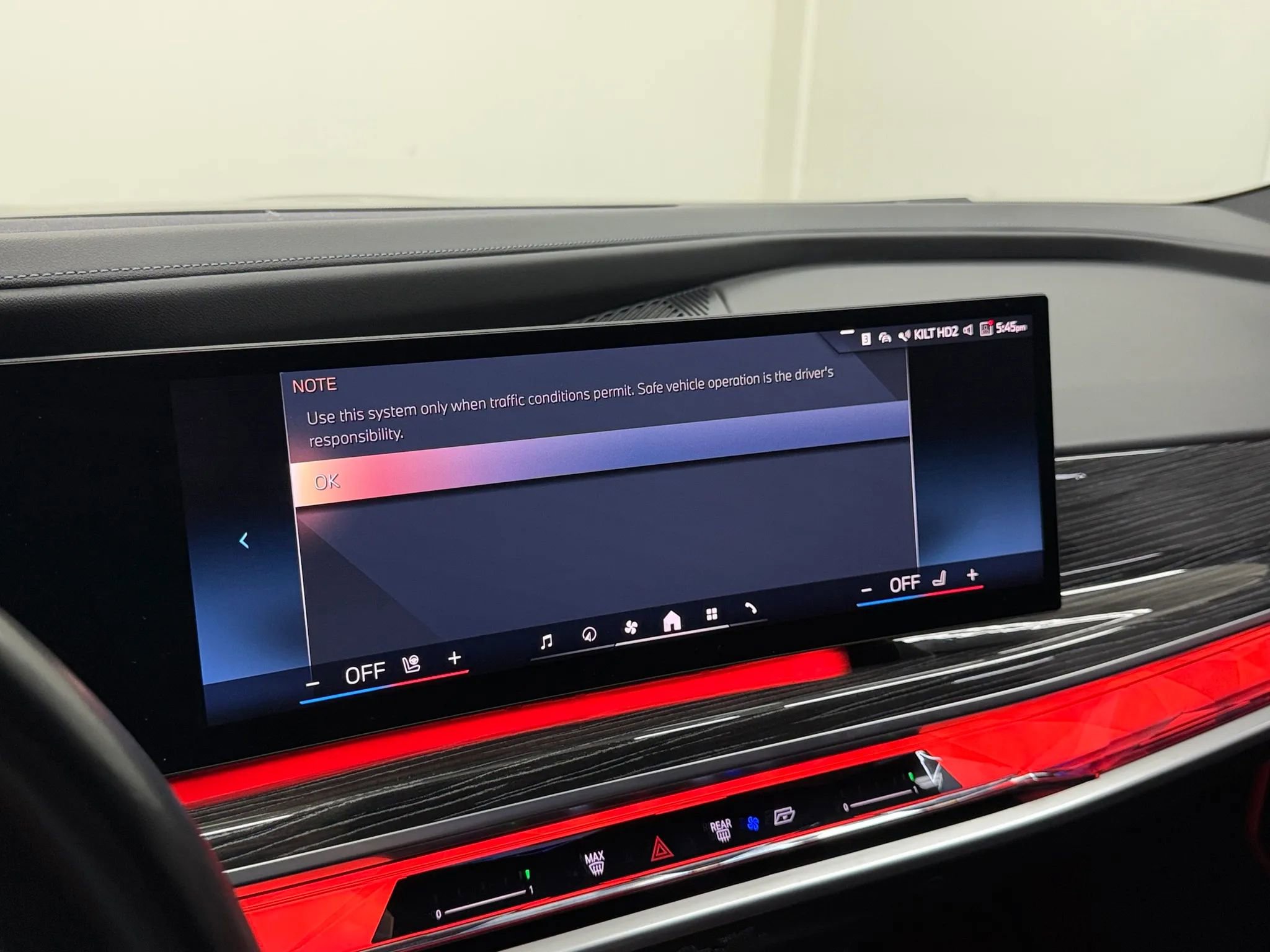 Used 2023 BMW 740i w/ Parking Assistance Package RWD image 27