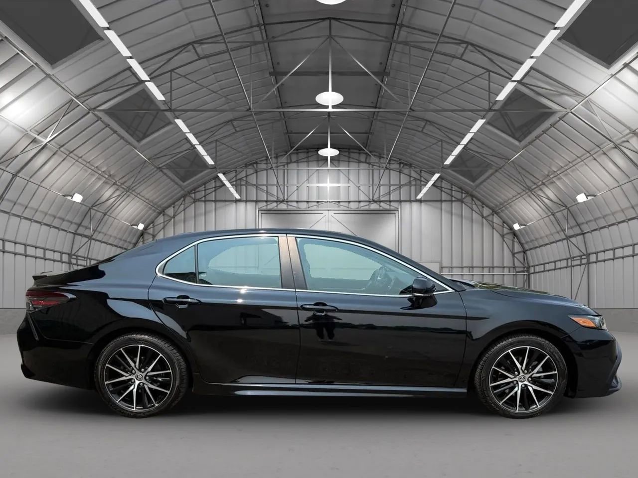 Used 2023 Toyota Camry SE w/ Cold Weather Package image 4