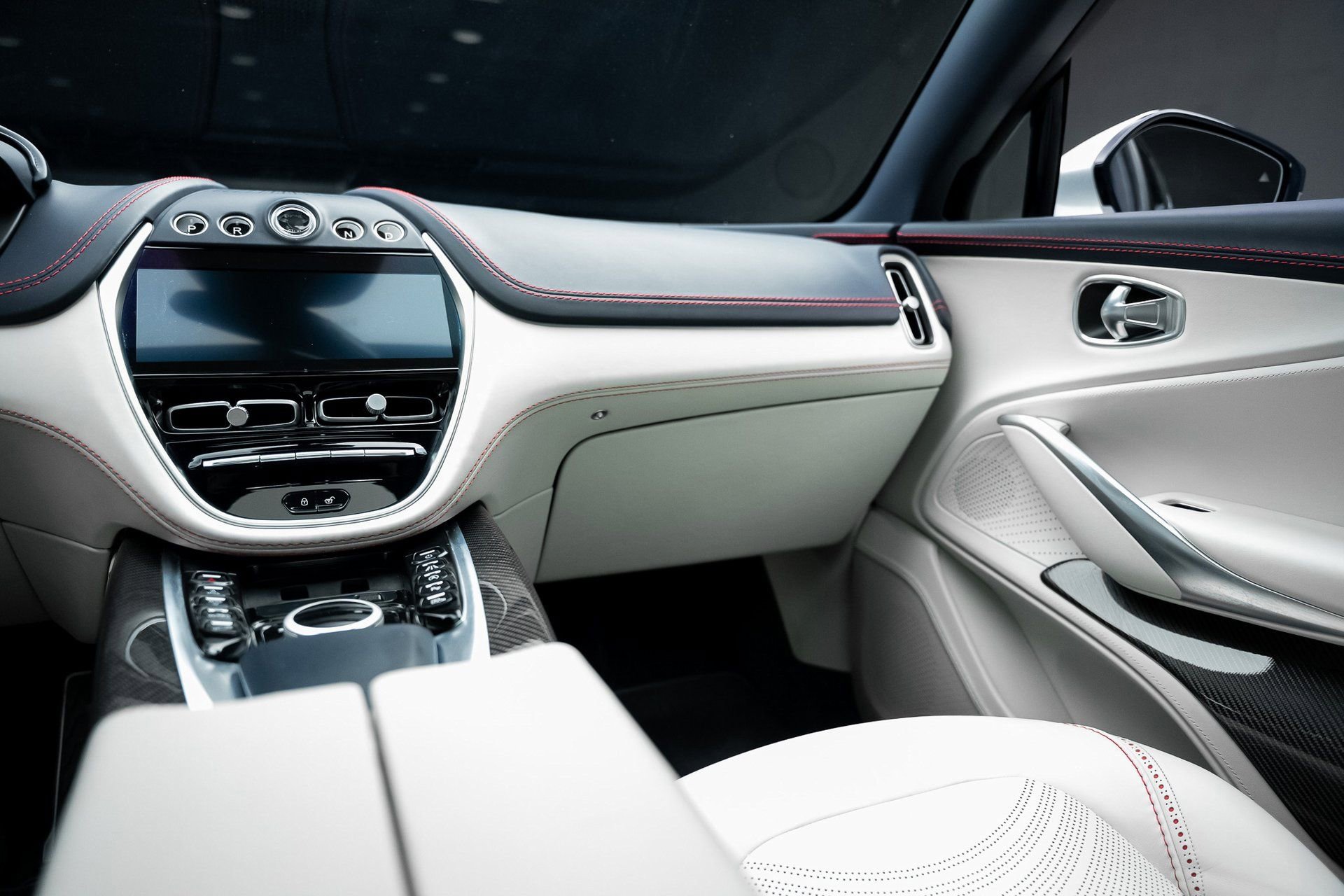Used 2022 Aston Martin DBX image 40