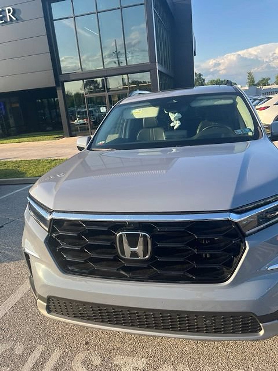 Used 2025 Honda Pilot Elite image 3