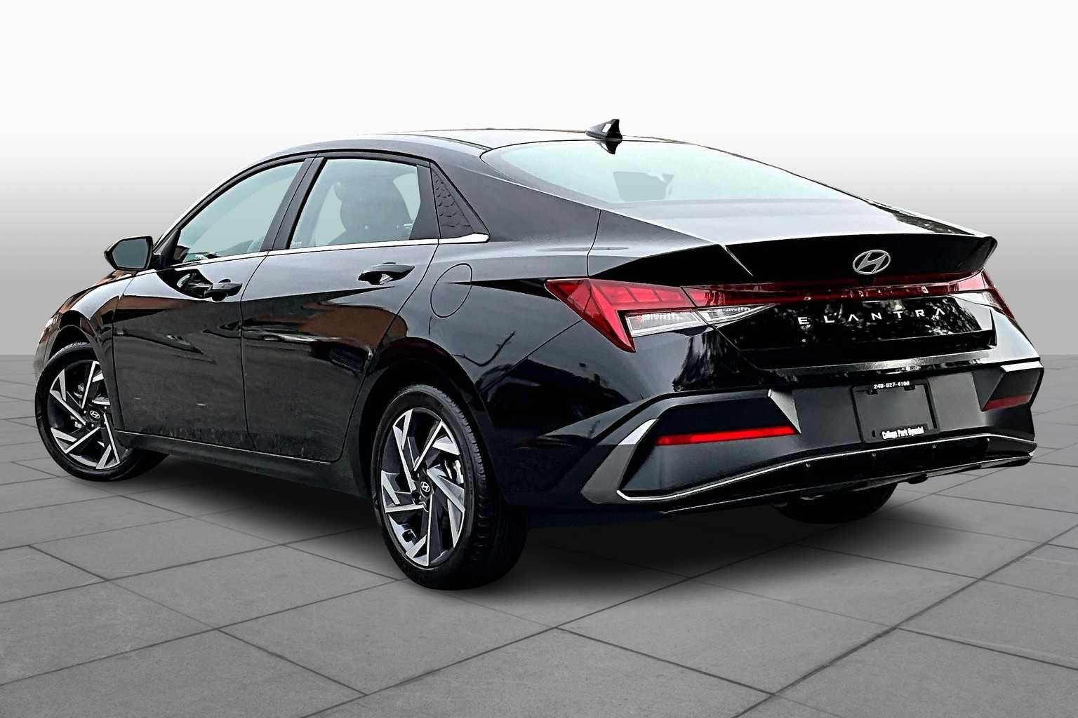 Used 2024 Hyundai Elantra SEL w/ Convenience Package image 11