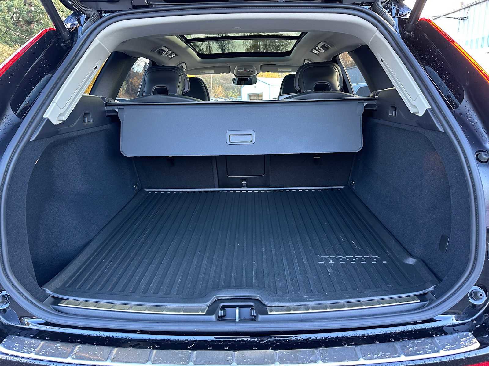 Used 2025 Volvo XC60 B5 Plus w/ Protection Package Premier image 14