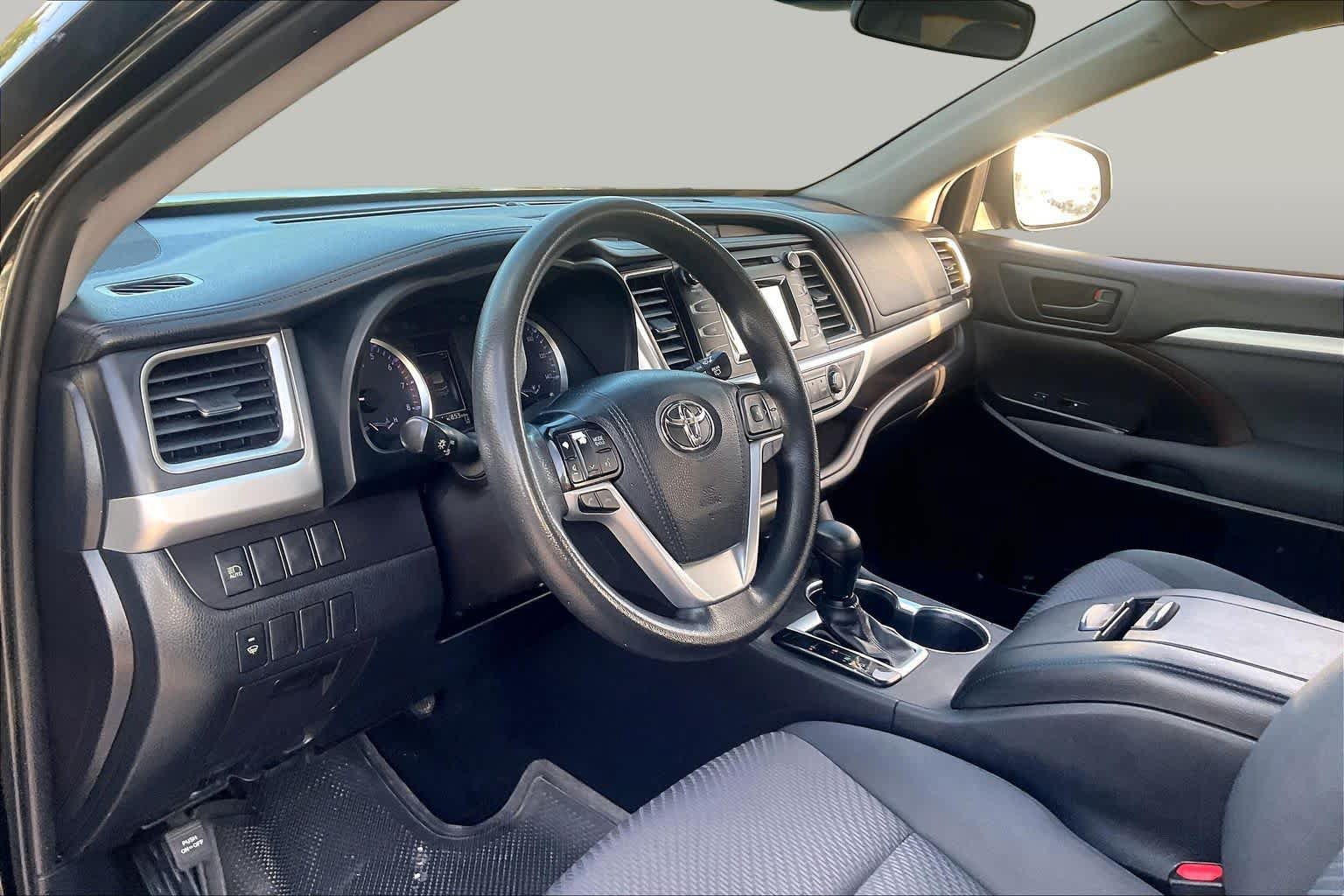 Used 2019 Toyota Highlander LE FWD image 17