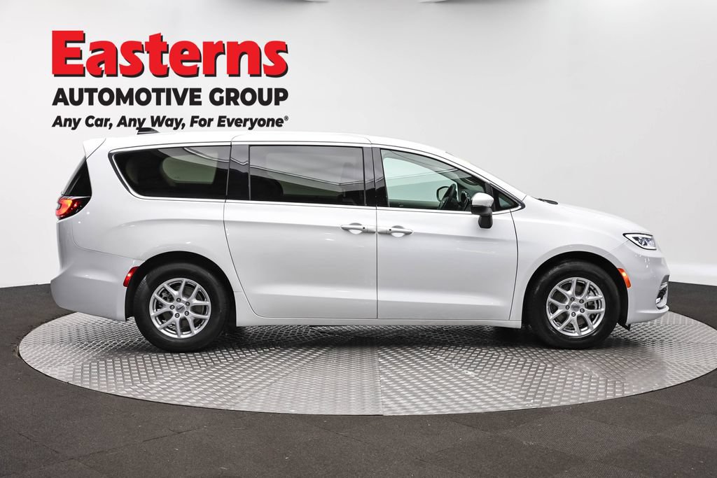 Used 2023 Chrysler Pacifica Touring-L FWD image 4