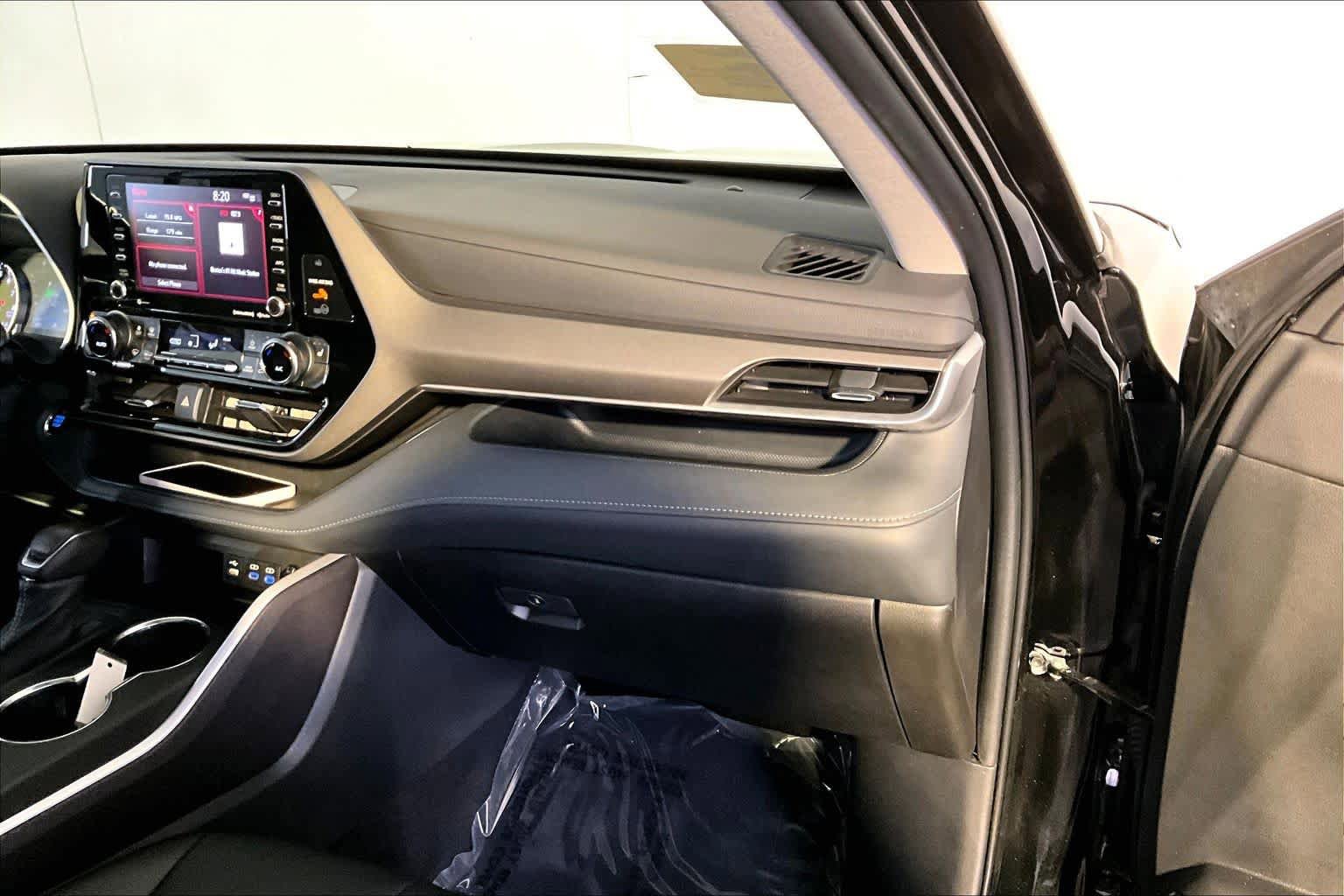 Used 2022 Toyota Highlander XLE AWD/4WD image 19