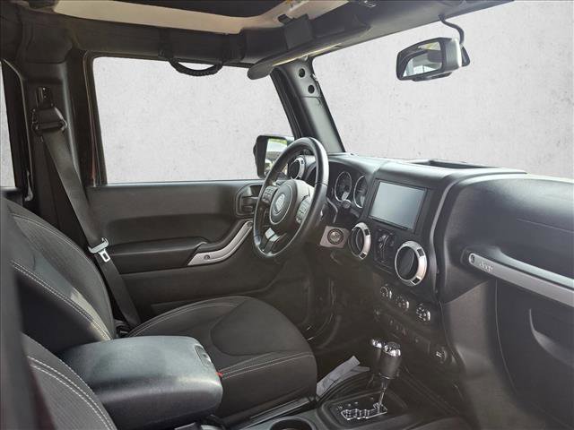 Used 2017 Jeep Wrangler Unlimited Rubicon w/ Connectivity Group AWD/4WD image 11
