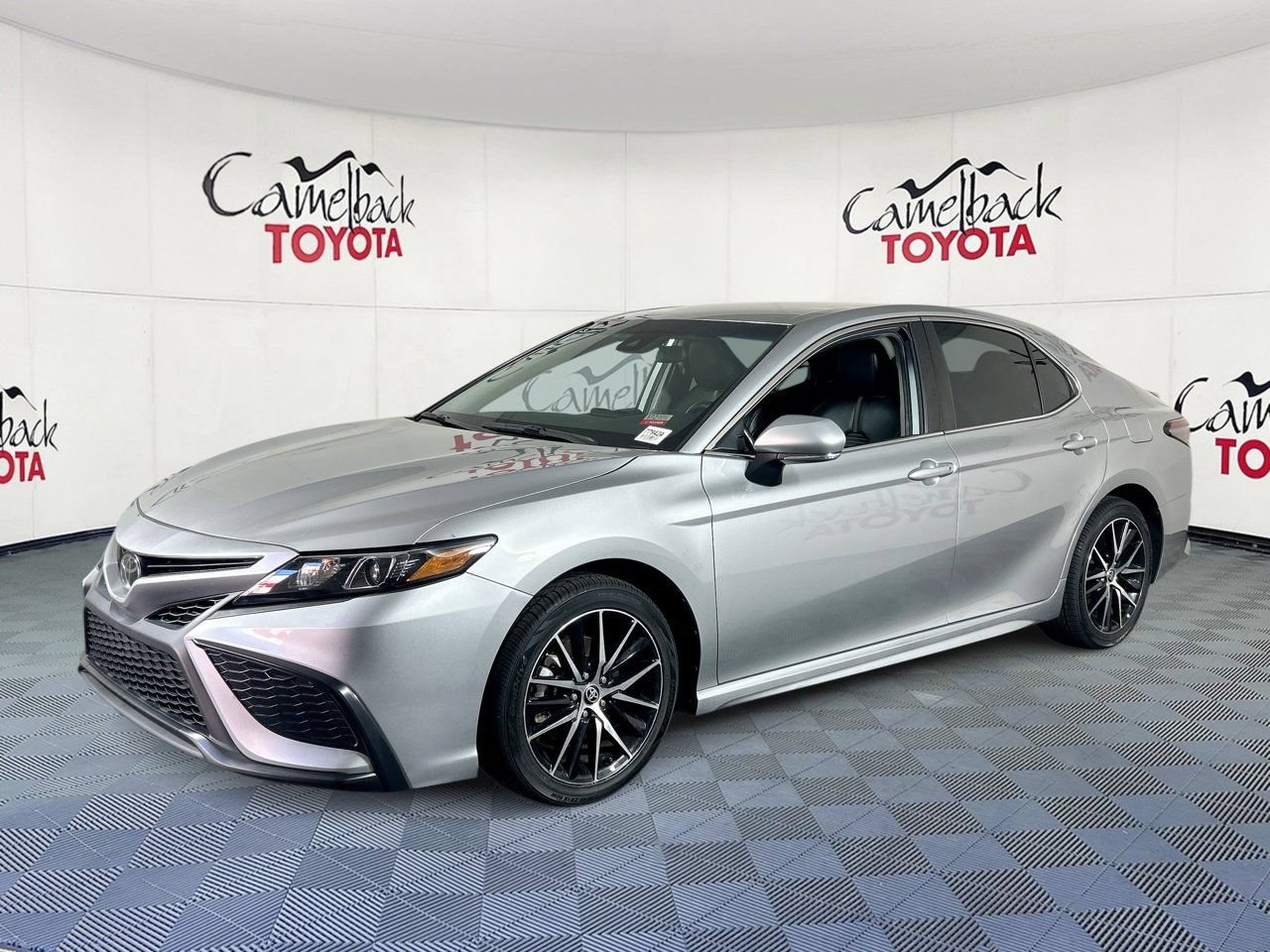 Used 2024 Toyota Camry SE FWD image 4