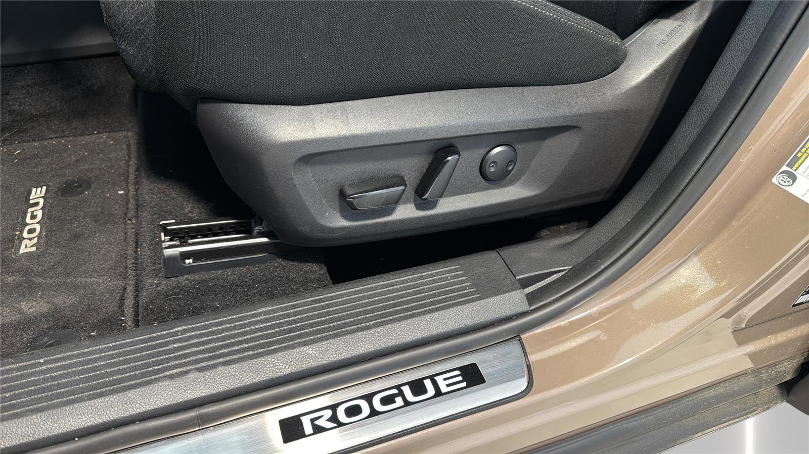 Used 2025 Nissan Rogue SV AWD/4WD image 21