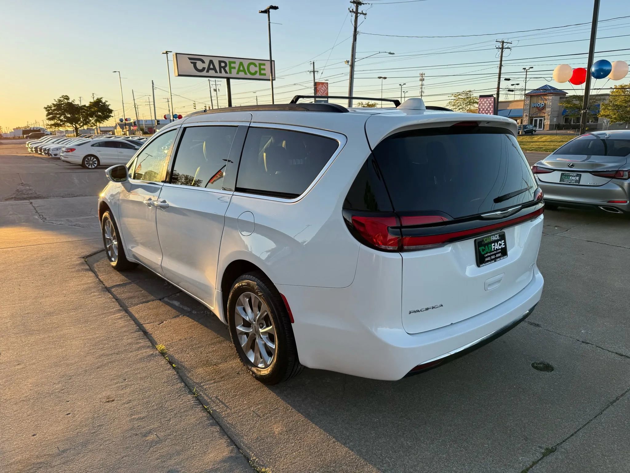 Used 2022 Chrysler Pacifica Touring-L image 8