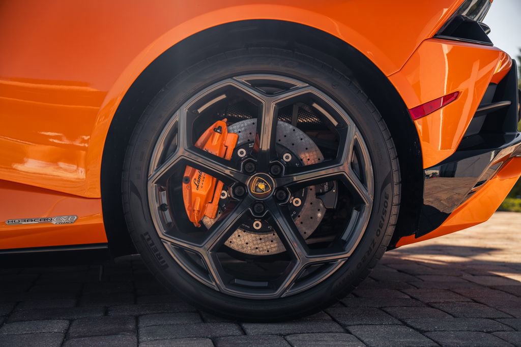 Used 2021 Lamborghini Huracan EVO RWD image 16