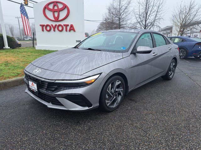 Used 2025 Hyundai Elantra Limited image 2