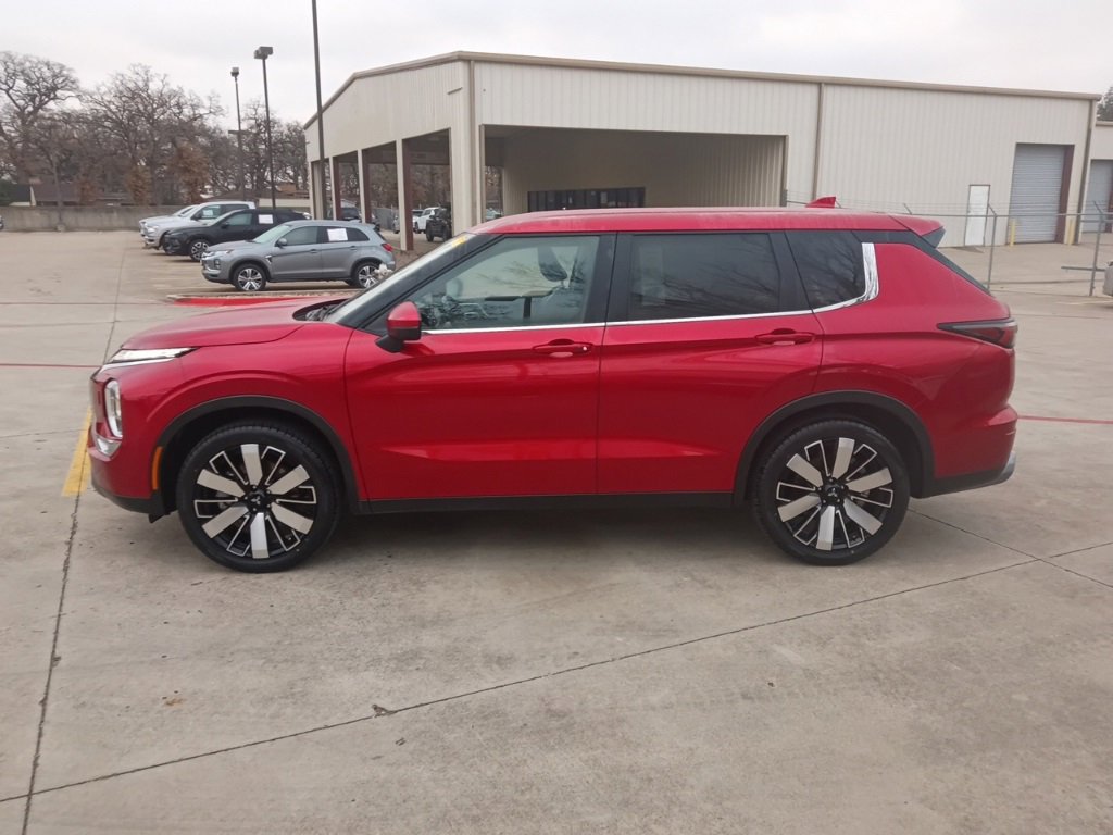 Used 2025 Mitsubishi Outlander SE image 4