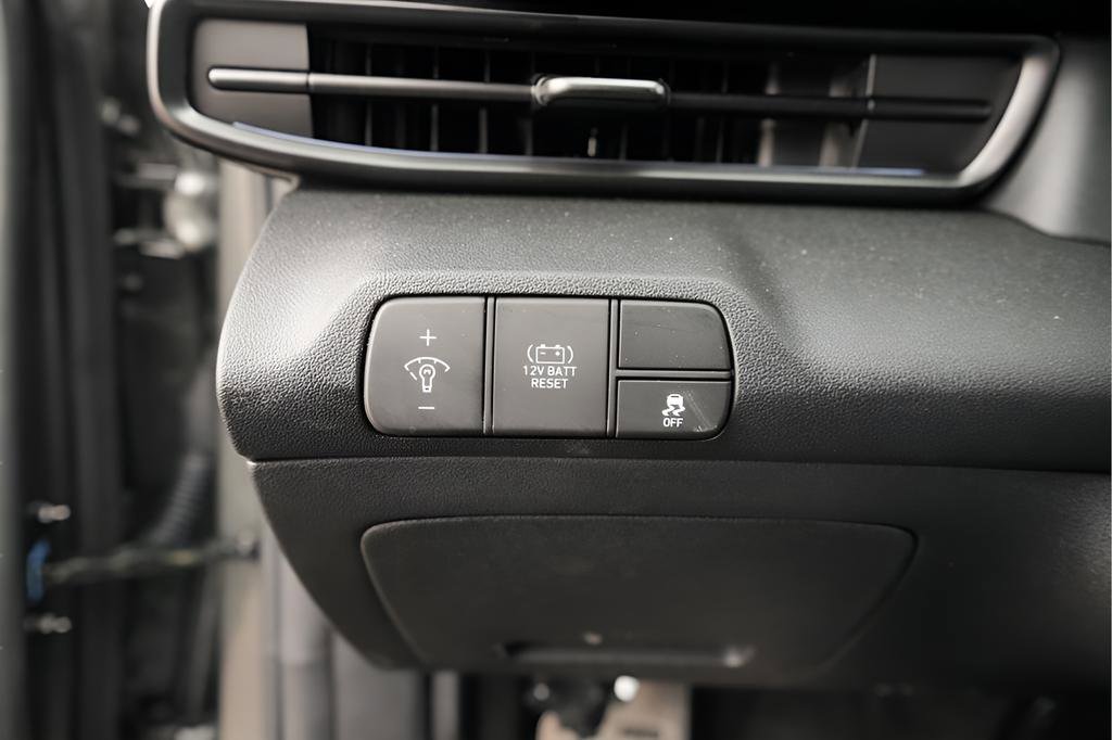 Certified 2025 Hyundai Elantra SEL FWD image 24