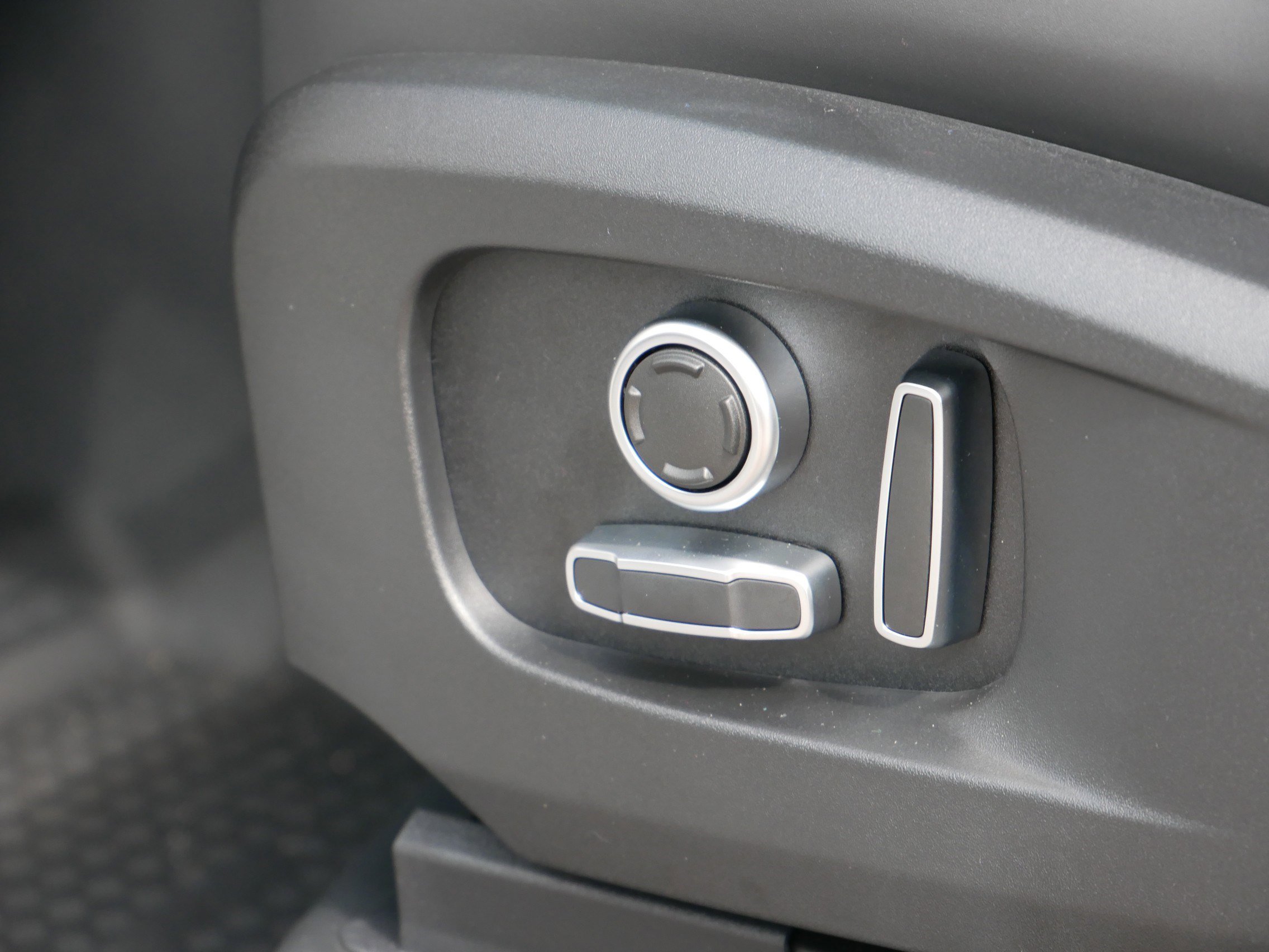 New 2025 Land Rover Defender 130 X-Dynamic SE image 5