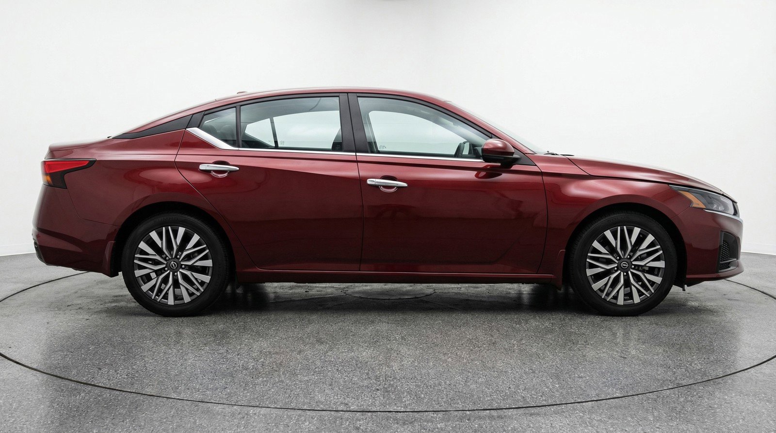 Used 2025 Nissan Altima 2.5 SV image 11