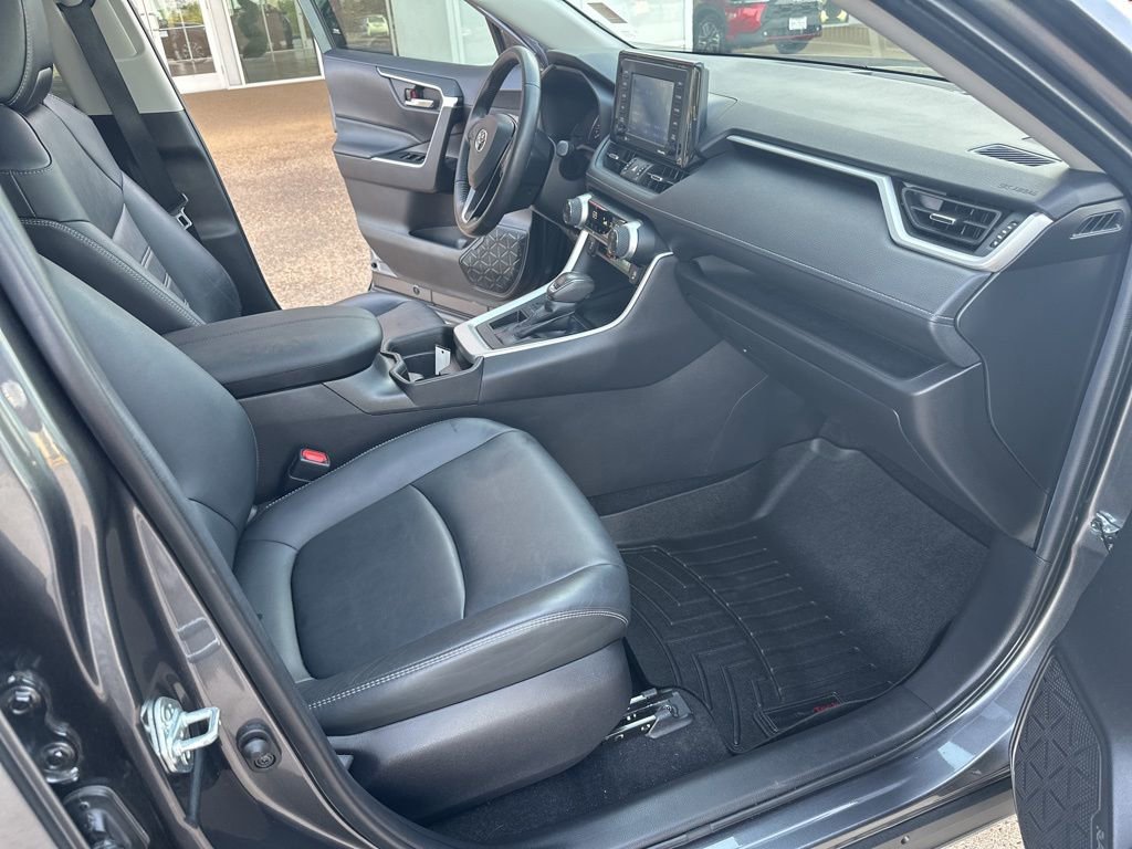 Used 2021 Toyota RAV4 XLE Premium image 19