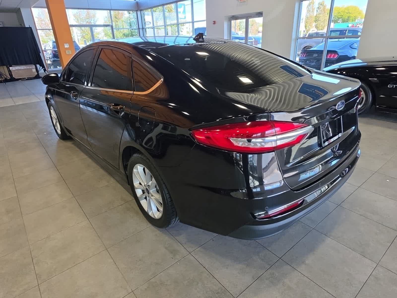 Used 2020 Ford Fusion SE FWD image 10