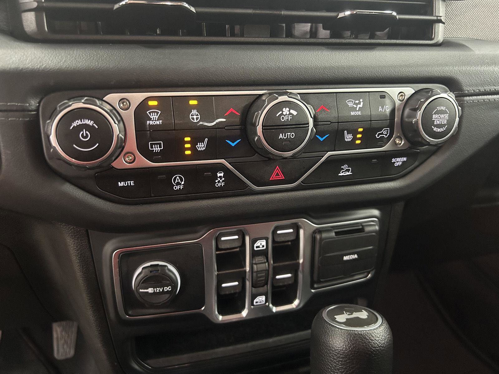 Used 2025 Jeep Wrangler Sahara image 15