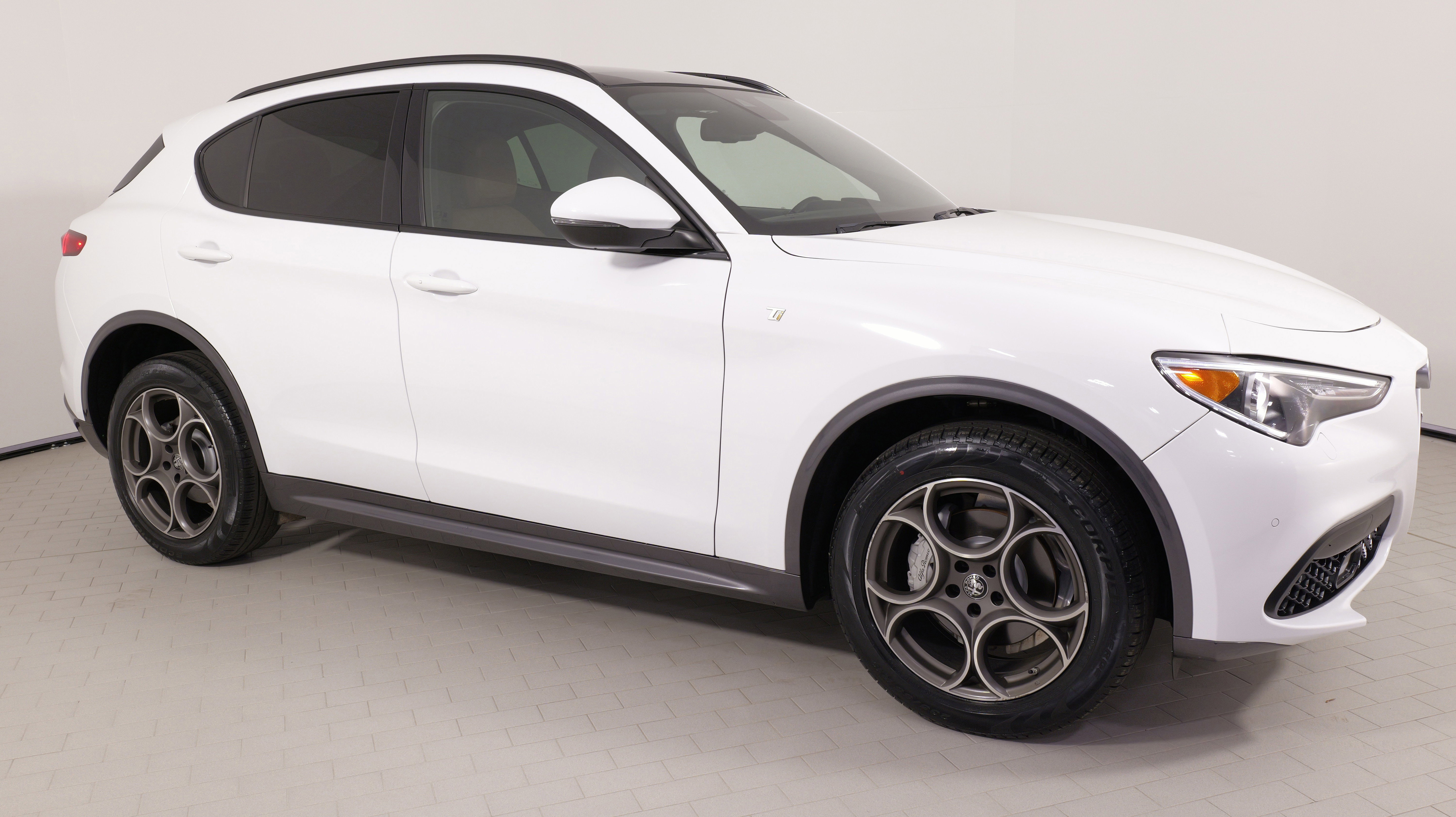 Used 2023 Alfa Romeo Stelvio Ti image 9