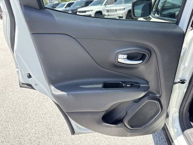 Used 2023 Jeep Renegade Latitude AWD/4WD image 9